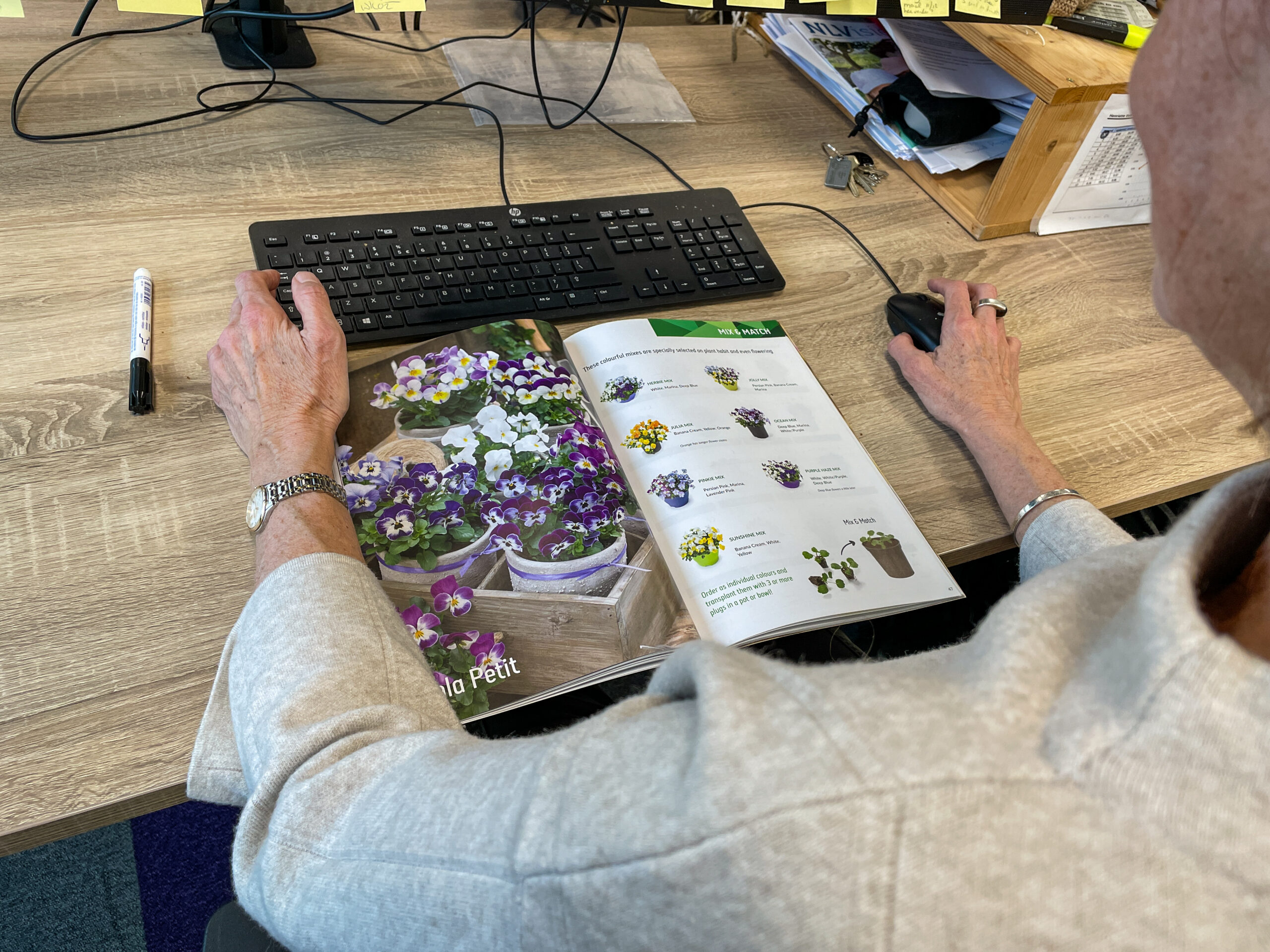 productspecialist-zaadgewassen-beekenkamp Henriëtte Veth met de catalogus zaadgewassen